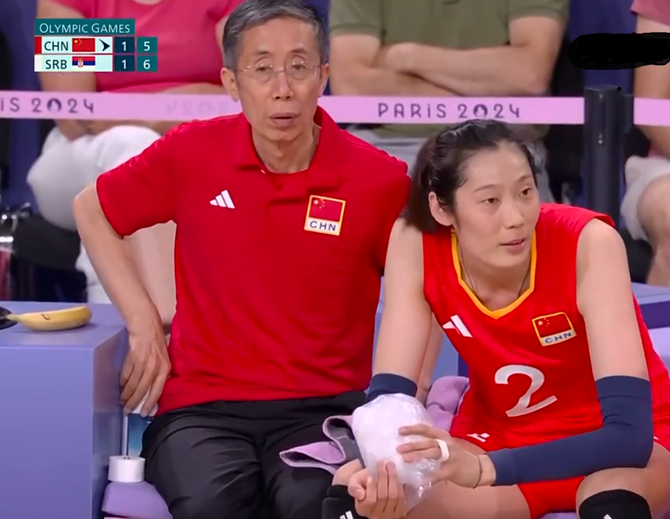 中国女排在比赛中受伤退赛，詹姆斯主帅表示担忧